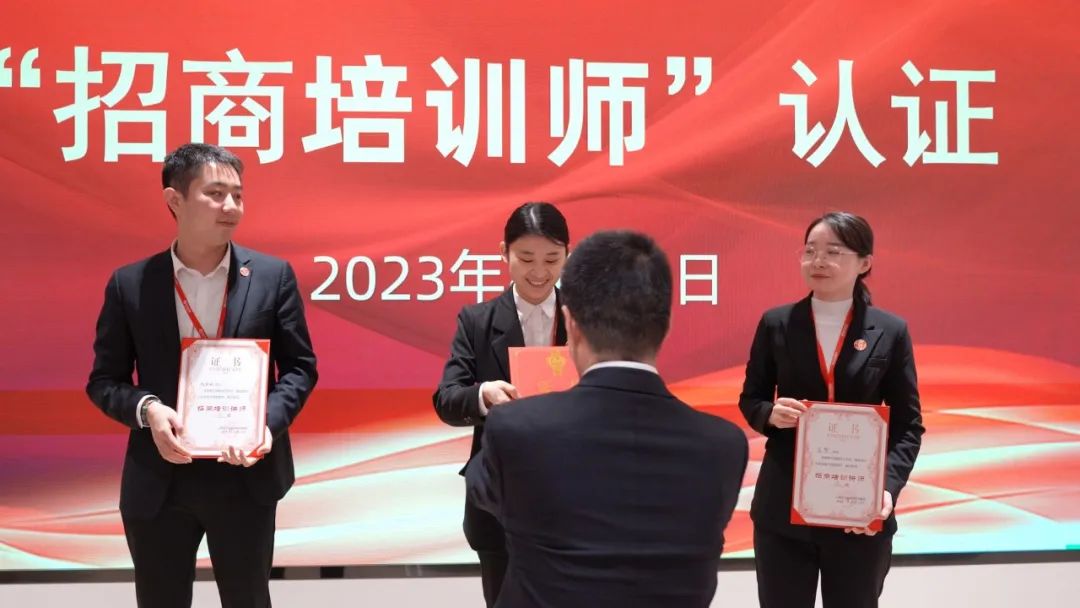 聚勢行，闖新途！東方龍商務召開一季度“開門紅”總結表彰暨“奔跑二季度”競賽總動員